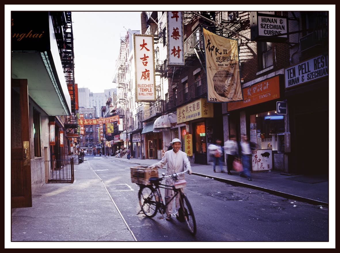 There are shops in the city. Doyers Street Нью-Йорк. Чайнатаун в Нью-Йорке. Чайна Таун. Районы Нью Йорка в 1907 году China Town little Italia.