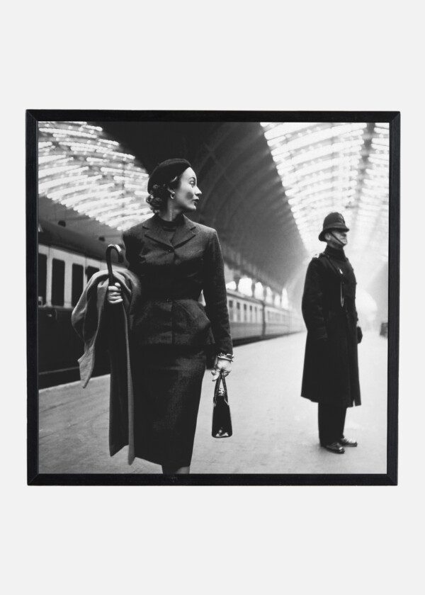 FASHION MODEL IN VICTORIA STATION.1952