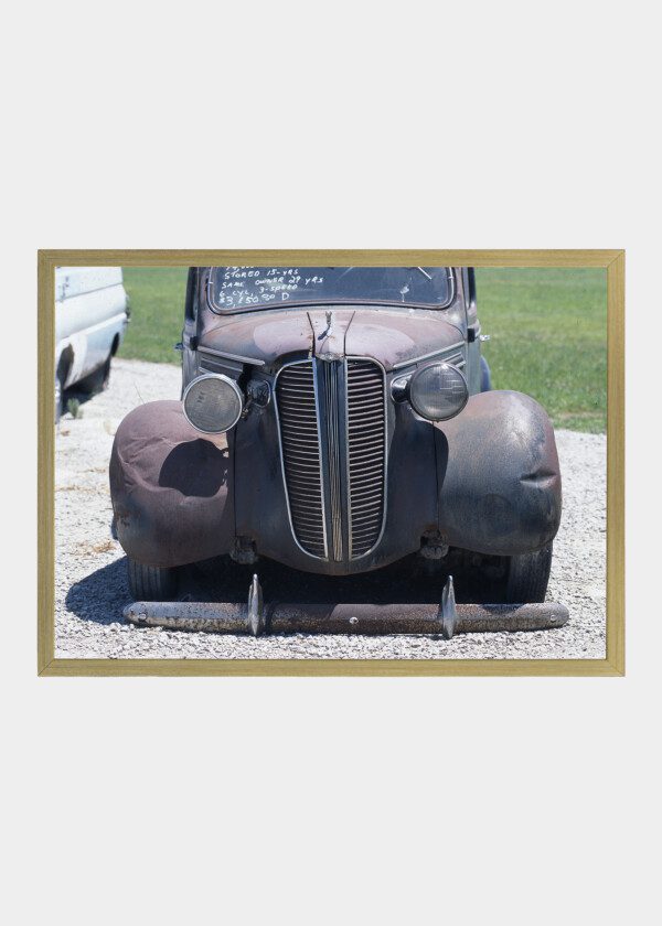 OLD RUSTY CAR