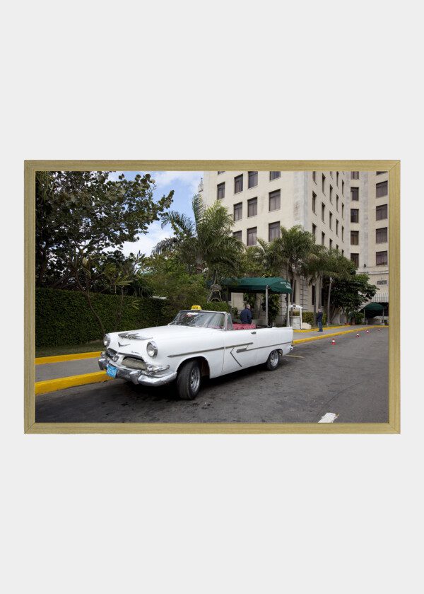 VINTAGE CAR IN DRIVEWAY OF HOTEL NACIONAL DE CUBA, HAVANA, CUBA
