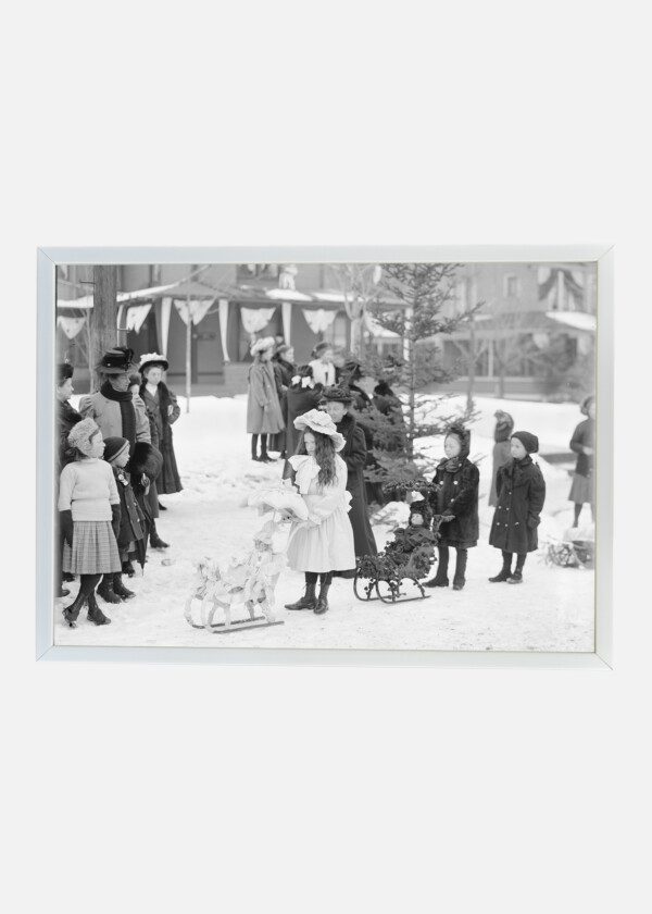 MIDWINTER CARNIVAL, CHILDREN'S PARADE, DOLL SLEDS, UPPER SARANAC LAKE, N.Y 1909.