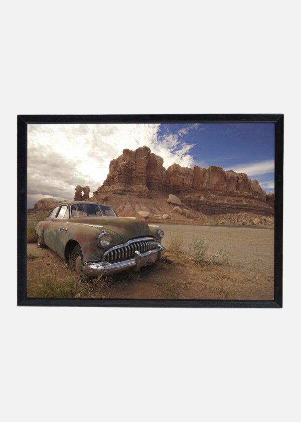 RUSTY CAR IN THE DESERT