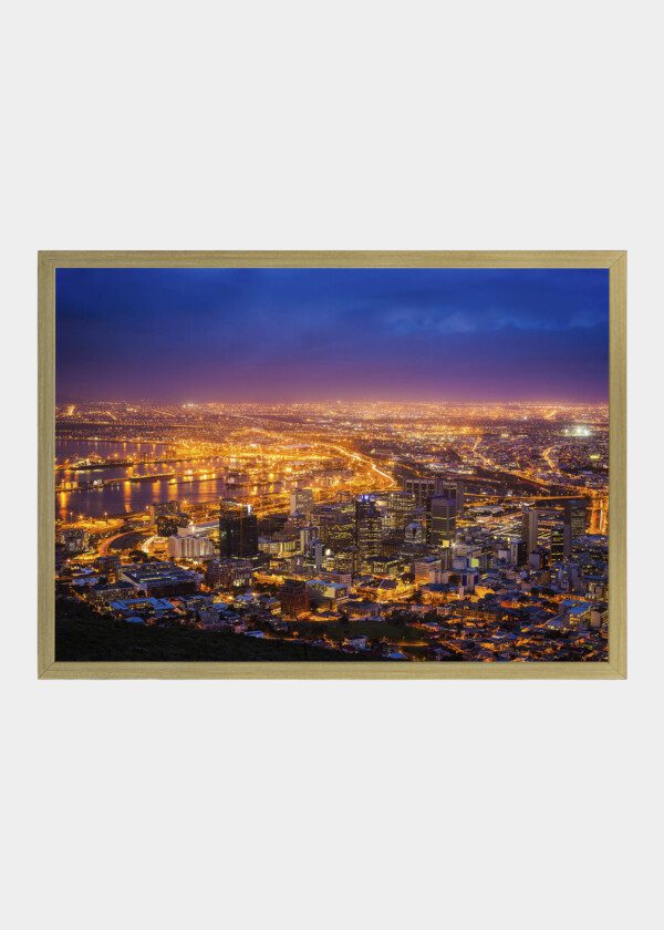 CITY. NIGHT SCENE