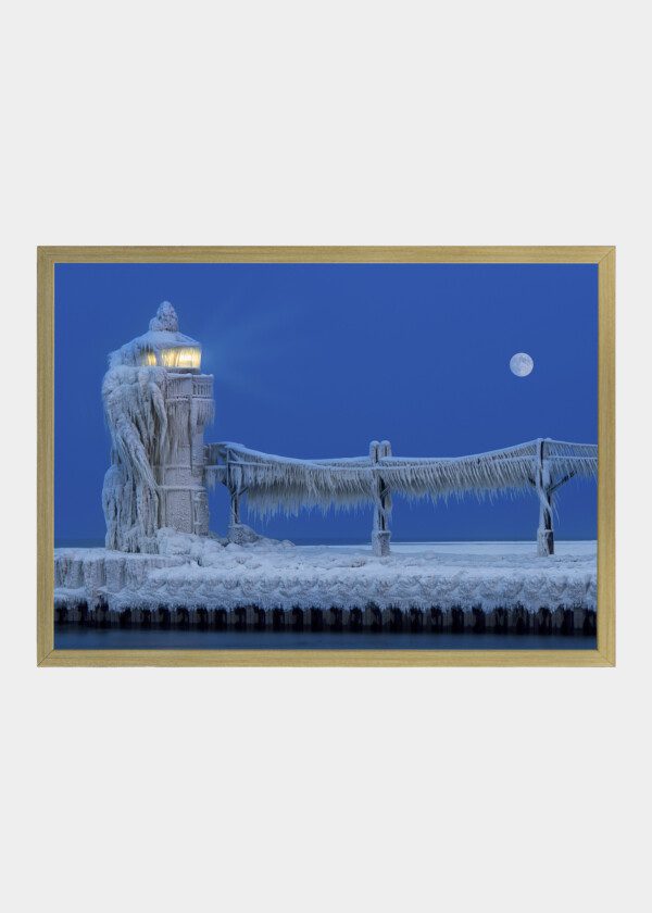 LIGHTHOUSE COVERED WITH ICE