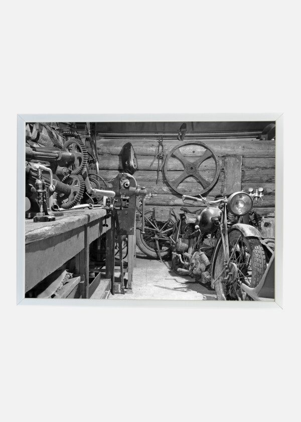 OLD MOTORCYCLE WORKSHOP