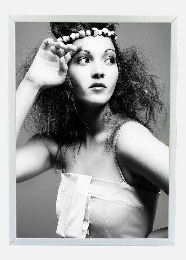 MODELL WITH HEADBAND