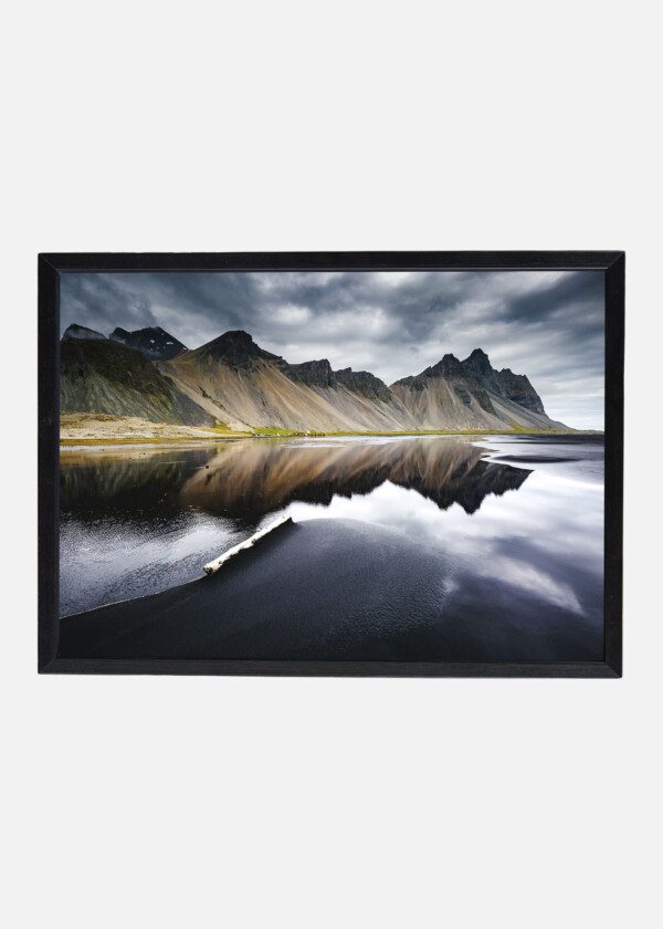 LAKE AND MOUNTAINS. ICELAND