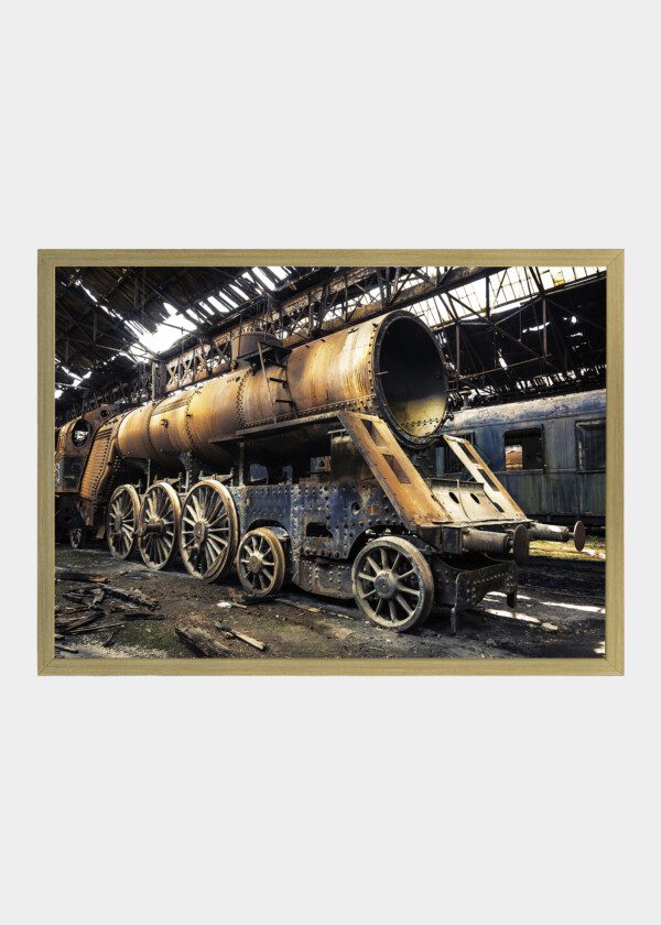 OLD STEAM LOCOMOTIVE