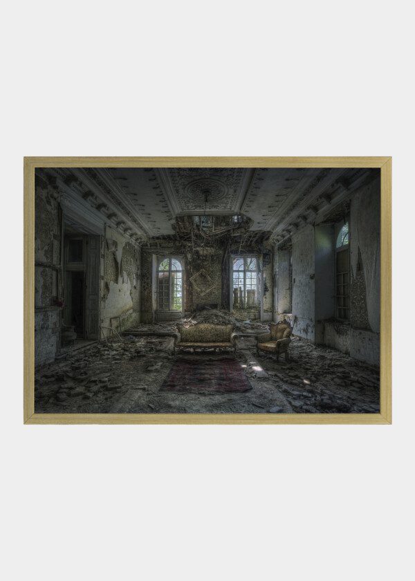 INTERIOR OLD DARK ROOM