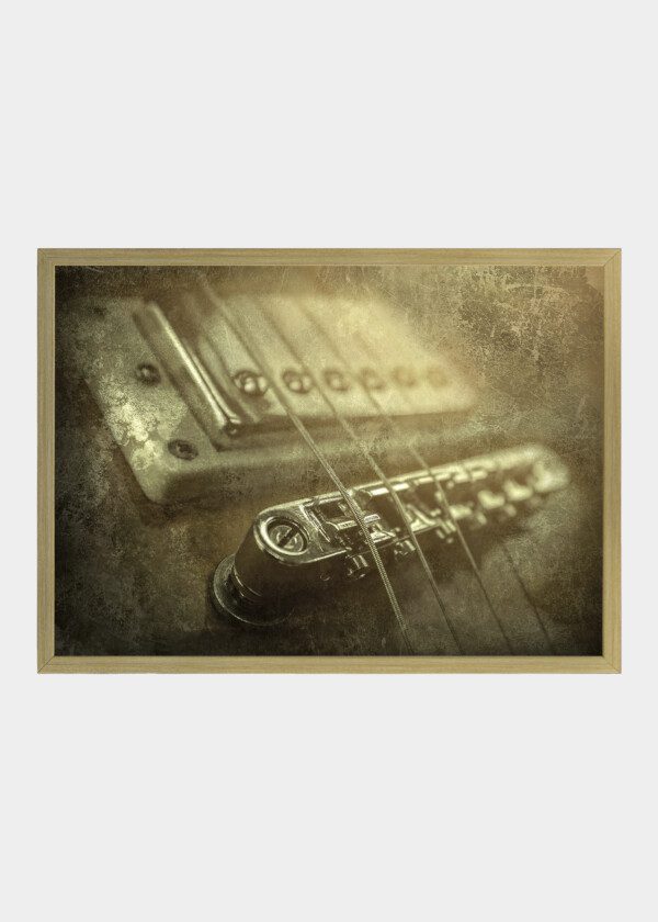 CLOSE UP OF GUITAR
