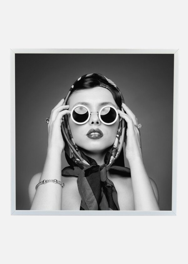 MODEL IN SUNGLASSES