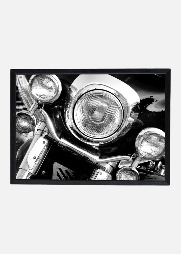 CLOSE-UP OF A MOTORCYCLE