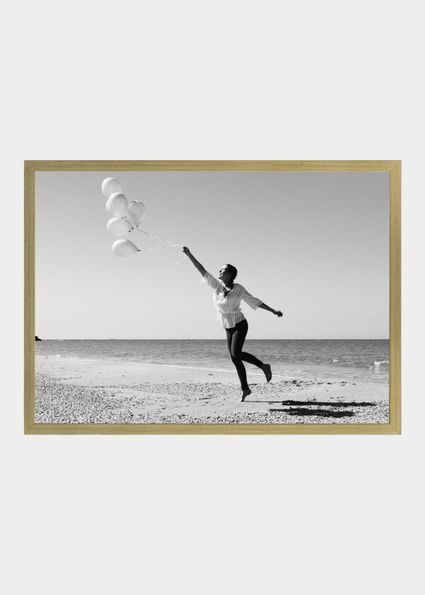 MODEL WITH BALLOONS