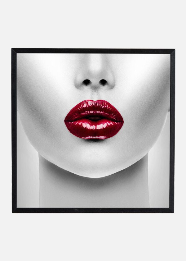 MODEL RED LIPS