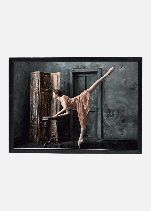 BALLET DANCER IN A RUSTIC ENVIROMENT
