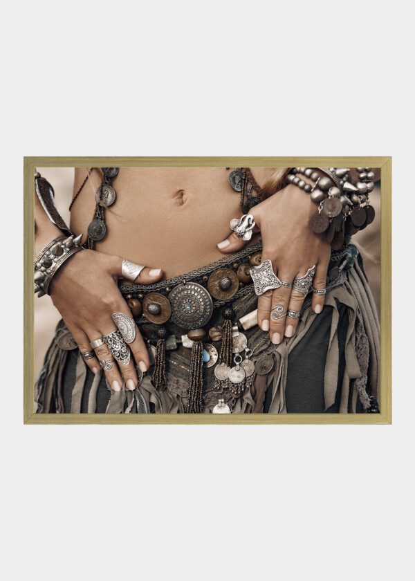 MODEL WITH RINGS ON THE FINGERS