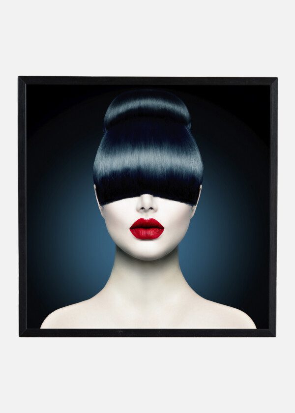 MODEL WITH LONG FRINGE