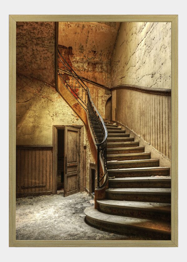 BEAUTIFUL OLD VINTAGE STAIRWAY IN ABANDONED HOUSE