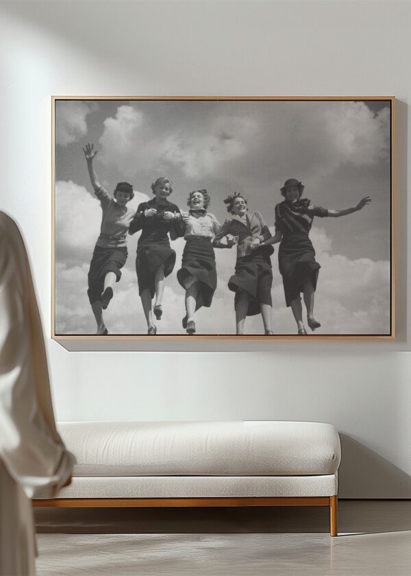 FIVE HAPPY LADIES