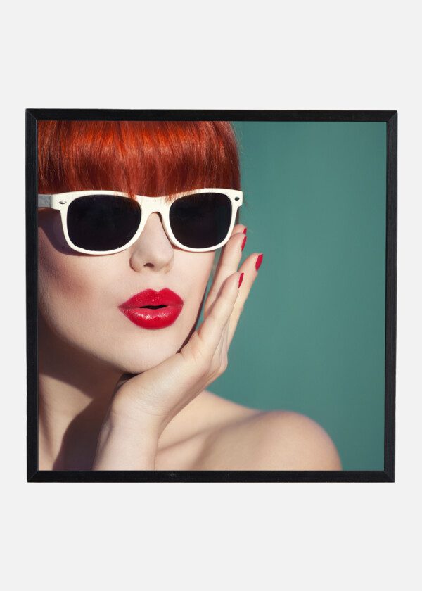 COLORFUL SUMMER PORTRAIT OF AN ATTRACTIVE YOUNG WOMAN WITH SUNGLASSES