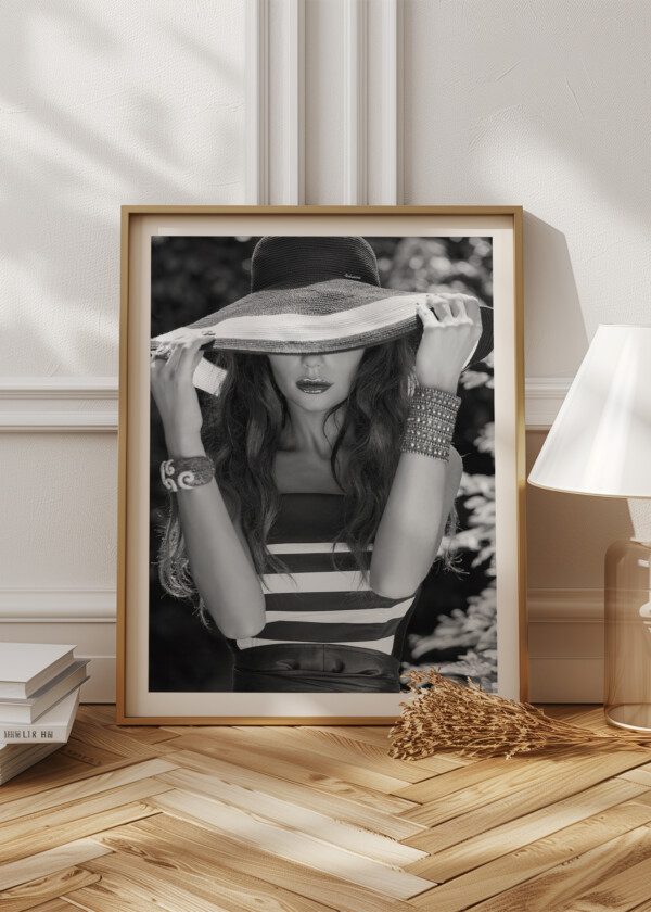BLACK AND WHITE PORTRAIT OF RETRO GIRL