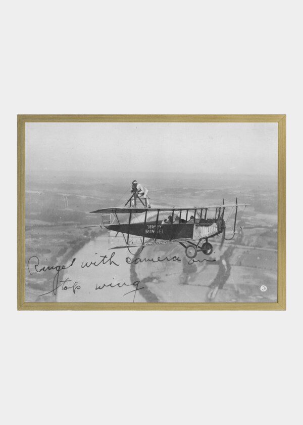FOTOGRAF PÅ FLYGPLANSVINGE