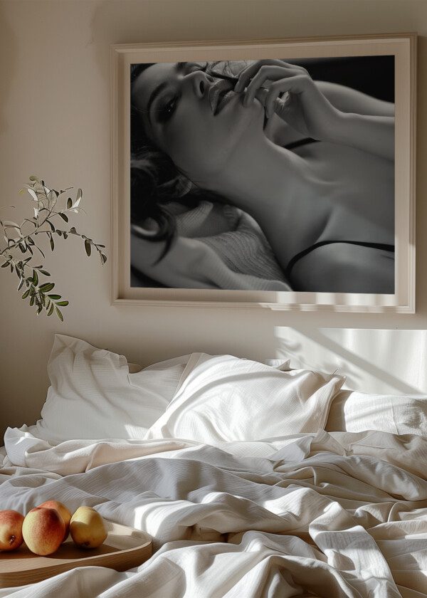 SEXY BLACK AND WHITE PORTRAIT OF A WOMAN