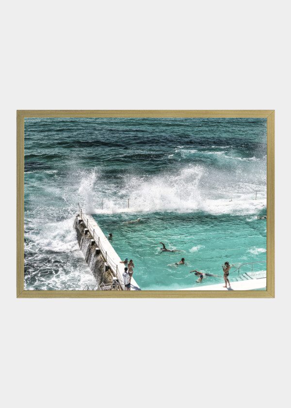 ROCK SWIMMING POOLS OVERLOOKING TASMAN SEA IN BONDI