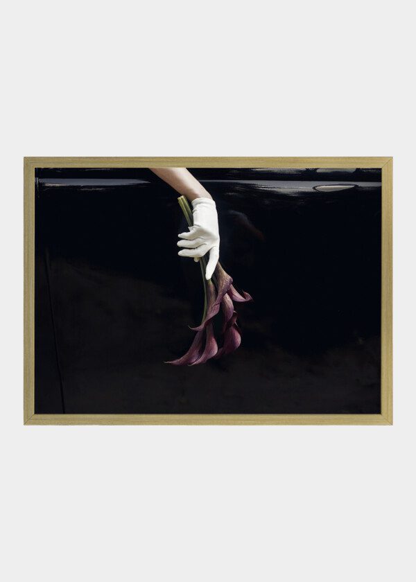 ELEGANT GORGEOUS BRIDE HAND IN SILK GLOVE HOLDING WEDDING BOUQUET OF CALLAS ON BACKGOUND OF STYLISH LUXURY BLACK CAR