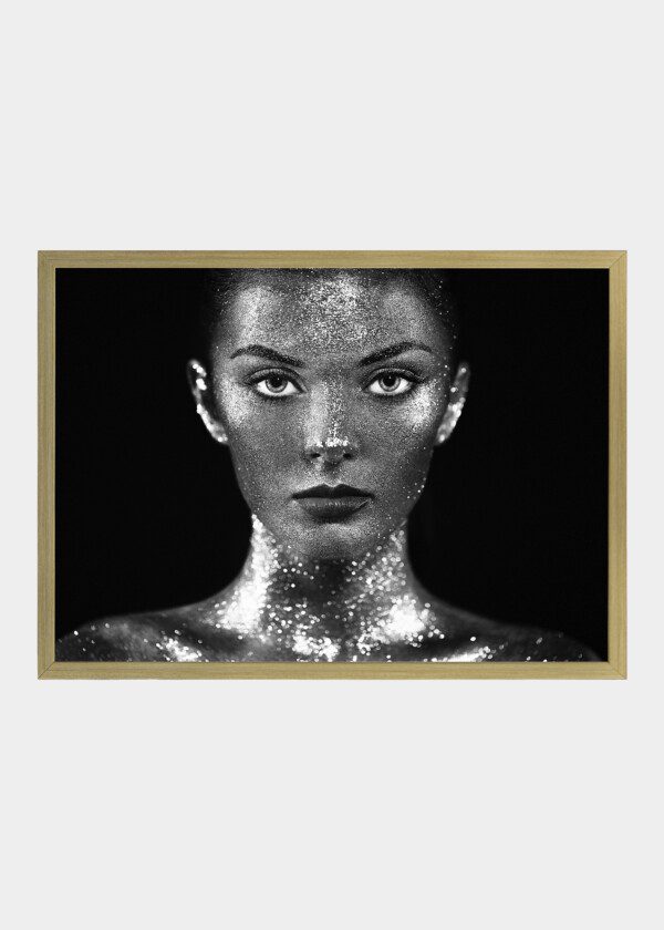 FASHION MODEL WOMAN IN BRIGHT SPARKLES AND LIGHTS POSING IN STUDIO