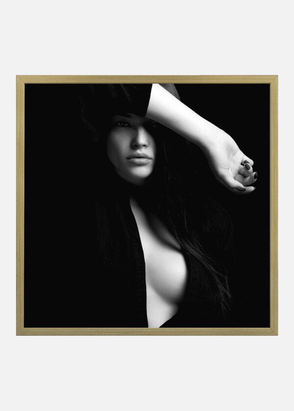 BLACK AND WHITE PORTRAIT WITH SEXY GIRL.EROTIC BEAUTIFUL WOMAN IN DARK